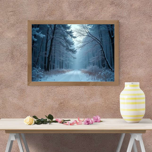 En lugn stig genom en snötäckt skog poster (Skapare uppladdad)