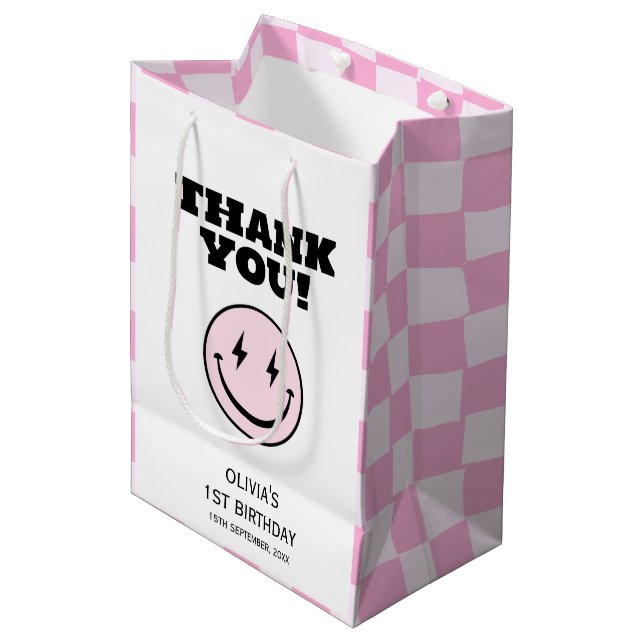 En Lycklig Babe Rosa kontrollerade födelsedagen (Framsidan Vinklad)