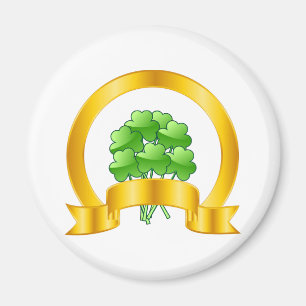 En lycklig guld- hästsko med gröna shamrocks magnet
