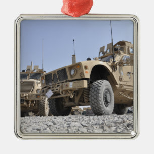 En M-ATV bryter det resistent bakhållet skyddad Julgransprydnad Metall