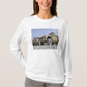 En M-ATV bryter det resistent bakhållet skyddad T Shirt