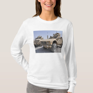 En M-ATV bryter det resistent bakhållet skyddad T Shirt