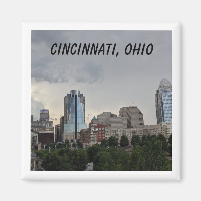 En magnet med en stadsbild av Cincinnati, Ohio. (Framsidan)