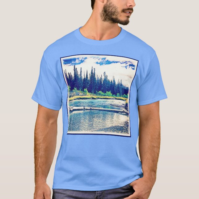 En Majestic Canadian Wilderness Forest. Köp nu T Shirt (Framsida)