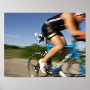 En male atheleteutbildning för en triathlon på a poster
