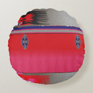 en målning av en kvinna i en rosa klänning rund kudde