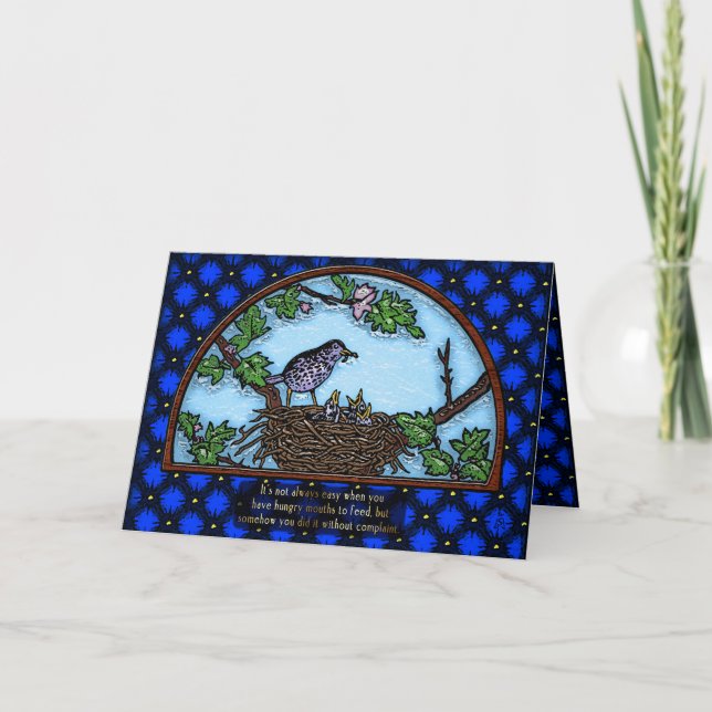 En mamma Bird Matar Spädbarn i Nest Kort (Framsida)