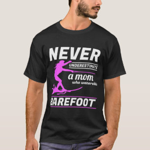 En mamma som åker vattenskidor barfota vattenskids t shirt