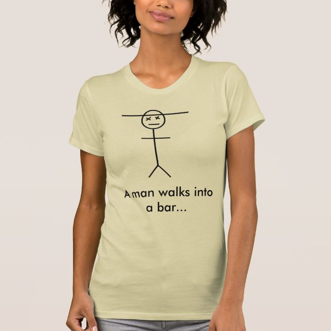 En man går in i en pub… t shirt (Framsida)