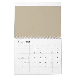 en man i kostym och sliten framför en vägg kalender