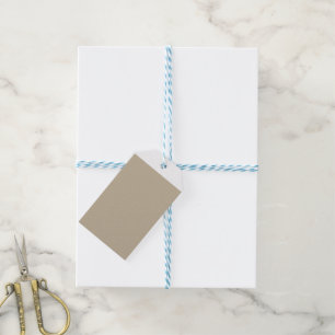 en man i kostym och sliten framför en vägg presentetikett