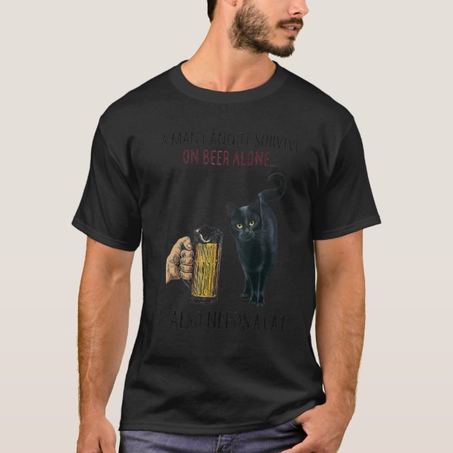 En man kan inte leva på bara öl han behöver också  t shirt (Framsida)