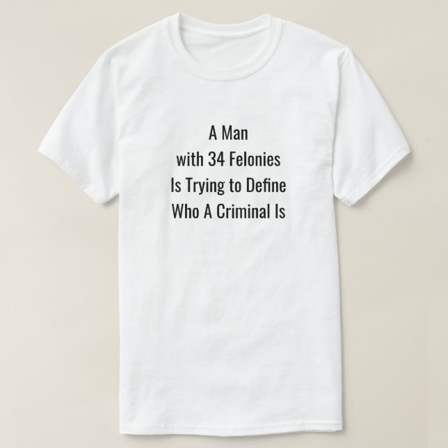 En man med 34 felonies T-Shirt (Design framsida)