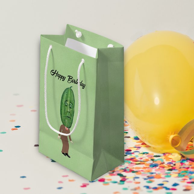 En man med stort Pickle-huvud överraskad Ansikte G (Funny man in brown suit big pickle head with face on light green Birthday gift bag.)