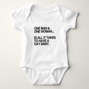 EN MAN OCH EN KVINNA ÄR ALLT SOM BEHÖVS -.png T-shirt