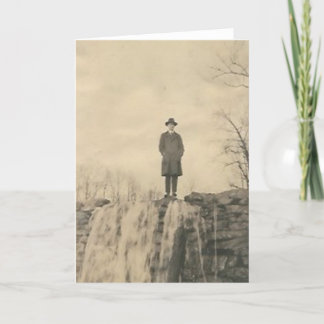 En man på en klippa kort