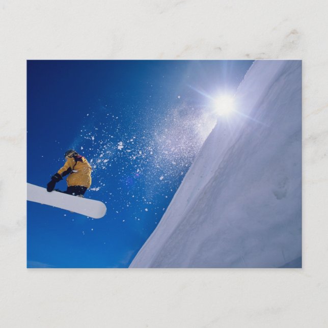 En man som flyger genom luft på en snowboard med vykort (Framsida)