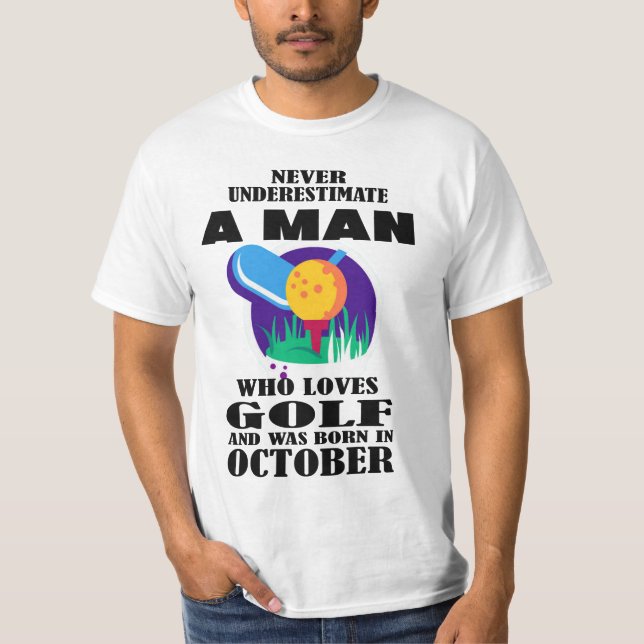 EN MAN SOM KÄRLEK GOLF OKTOBER ÄR ALDRIG FÖRDEREST T SHIRT (Framsida)