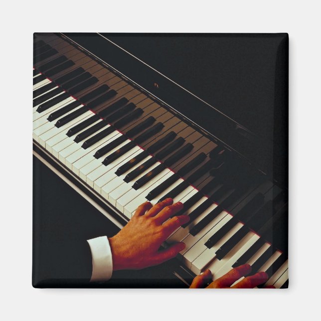 En man som spelar piano magnet (Framsidan)