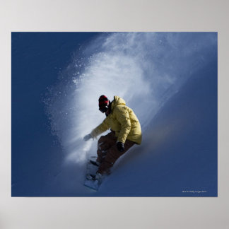 En manlig snowboarder fångar sista lampan på en poster