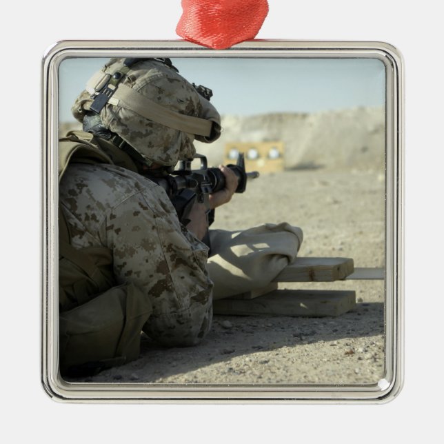 En marin brand i ett M16A2-servicegevär Julgransprydnad Metall (Framsidan)