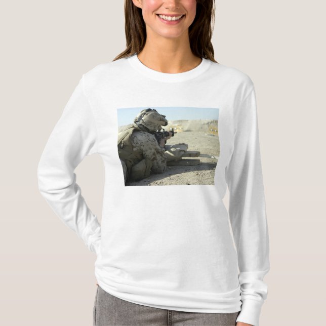 En marin brand i ett M16A2-servicegevär T-shirt (Framsida)