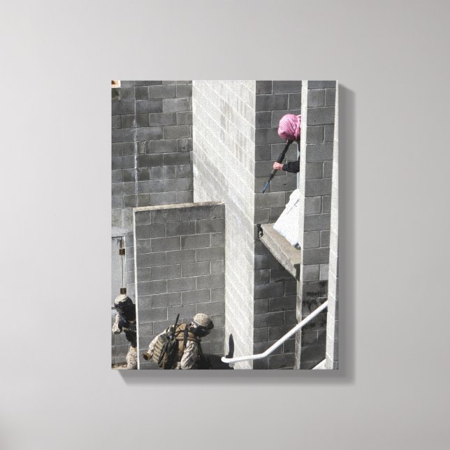 En marin och rollspelande fiendeangripare canvastryck (Framsida)