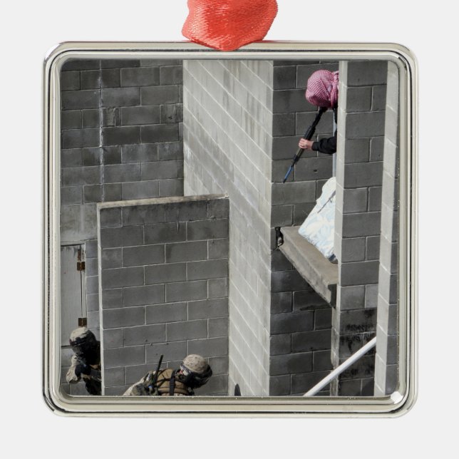 En marin och rollspelande fiendeangripare julgransprydnad metall (Framsidan)