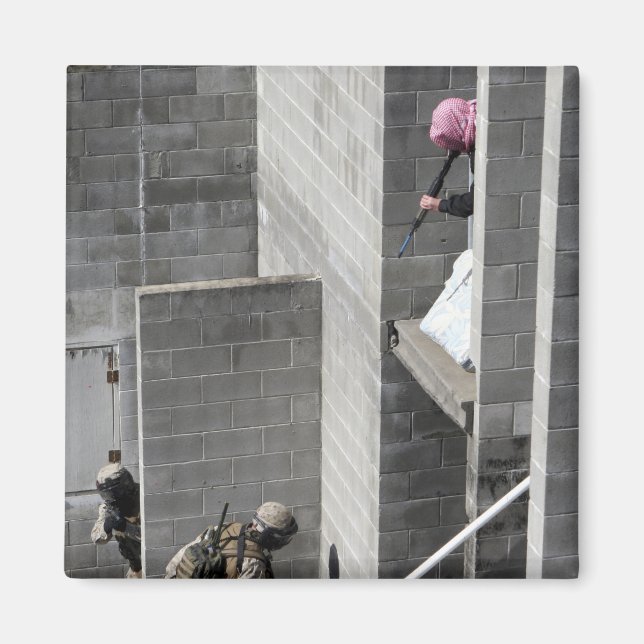 En marin och rollspelande fiendeangripare magnet (Framsidan)