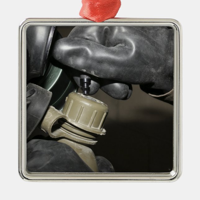 En marin sätter in ett dricksrör i matstrupen julgransprydnad metall (Framsidan)