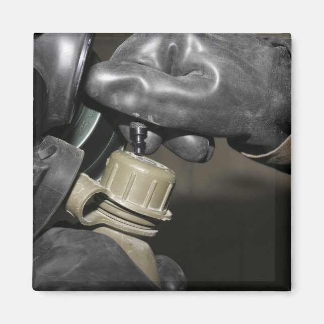 En marin sätter in ett dricksrör i matstrupen magnet (Framsidan)