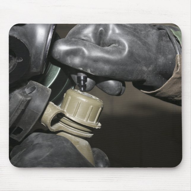 En marin sätter in ett dricksrör i matstrupen musmatta (Framsidan)