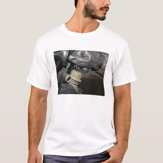 En marin sätter in ett dricksrör i matstrupen tee (Framsida)