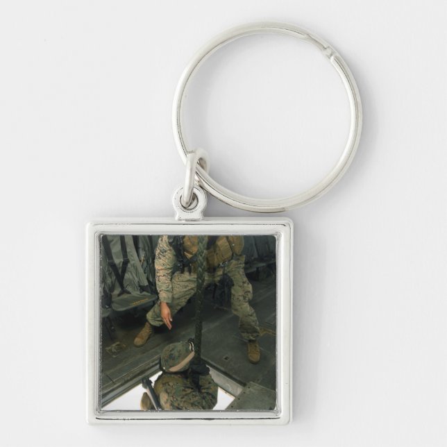 En marin skickar en marinsoldat i helvetet fyrkantig silverfärgad nyckelring (Framsidan)