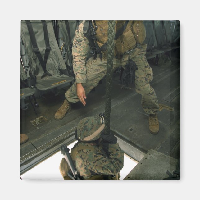 En marin skickar en marinsoldat i helvetet magnet (Framsidan)