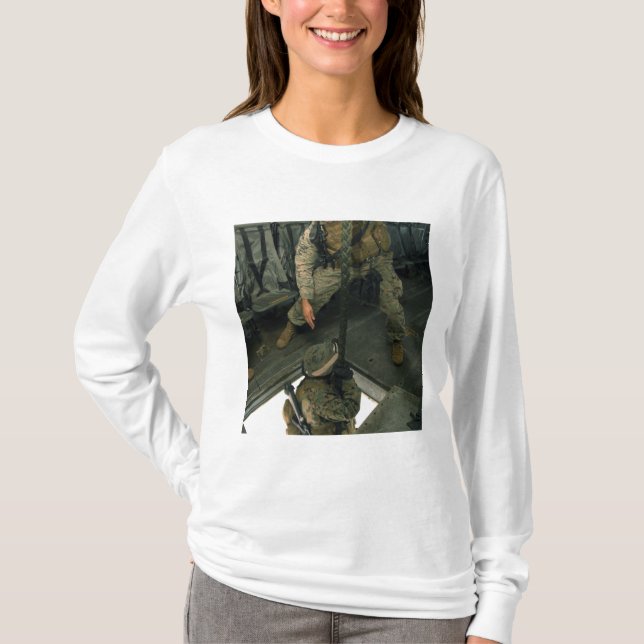 En marin skickar en marinsoldat i helvetet tee shirt (Framsida)