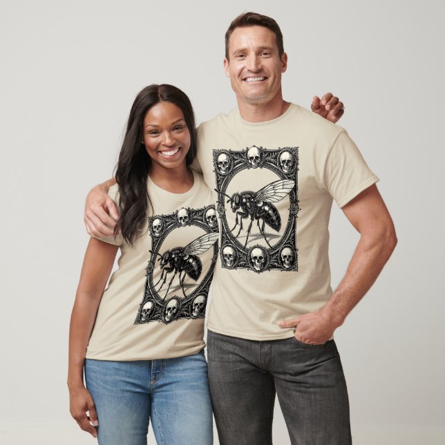 En Massiv Odjurlig Fluga T Shirt (Unisex)