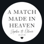EN MATCH SOM GJORTS I Bröllop Matchar med HJÄRNHjä Runt Klistermärke<br><div class="desc">Ett klassiskt svart Bröllop-märke i Tack med texten "Match Made in Heaven" i ett klassiskt modernt teckensnitt i eleganten. Du kan enkelt personlig det med ditt namn och bröllop-datum.</div>