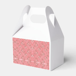 En matta med ett rött och rosa motiv har en dekora presentaskar
