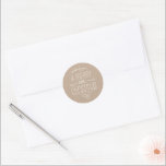 EN MERRY LITTLE CHRISTMAS-roligt söt, vismisk rust Runt Klistermärke<br><div class="desc">med kat mass >> kat@simplysweetPAPERIE.com <<< NOTE - Kraftutseendet är ett utskrivet speciellt meddelande från bild Send och extra med stil och pizzazz i år... Personlig med dina detaljer och foton som mina moderna helgdag säkert kommer att klara sig ut från hälsning som dina vänner och familj kommer att få...</div>