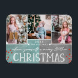En Merry Little jul Family Photo Collage Magnet<br><div class="desc">En liten julfamiljs Anpassningsbar 3 Photo Collage Magnets. Med roligt,  modernt typsnitt,  Berries och en frostig teal- och träkolbakgrund! Byt ut dig med dina foton och skicka en speciell personlig till hälsning till familj och vänner!</div>