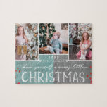 En Merry Little jul Family Photo Collage Pussel<br><div class="desc">En Merry Little jul Family Anpassningsbar 3 Photo Collage Puzzle. Med roligt,  modernt typsnitt,  Berries och en frostig teal- och träkolbakgrund! Byt ut dig med dina foton och skicka en speciell personlig till hälsning till familj och vänner!</div>