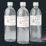 En Merry Little Winter-julskuva Vattenflaskor Etikett<br><div class="desc">Öka din babydusch med vår charmerande julklapp med Flaska-etiketten utskrivbar. Med vackra motiv från baby lägger de här anpassadena till lite stollig vid evenemanget. Anpassa för att skapa en underbar atmosfär som gör dina förfriskningar lika trevliga som de fräschar upp! BS975</div>