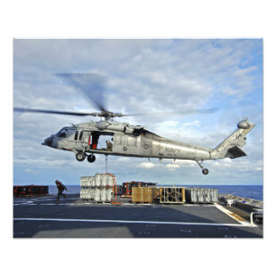 En MH-60S Seahawk förbereder sig att leverera Fototryck