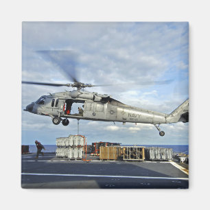 En MH-60S Seahawk förbereder sig att leverera Magnet