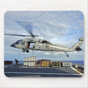 En MH-60S Seahawk förbereder sig att leverera Musmatta