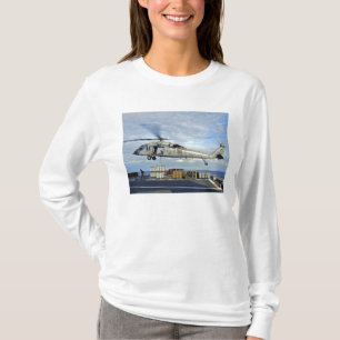 En MH-60S Seahawk förbereder sig att leverera Tee