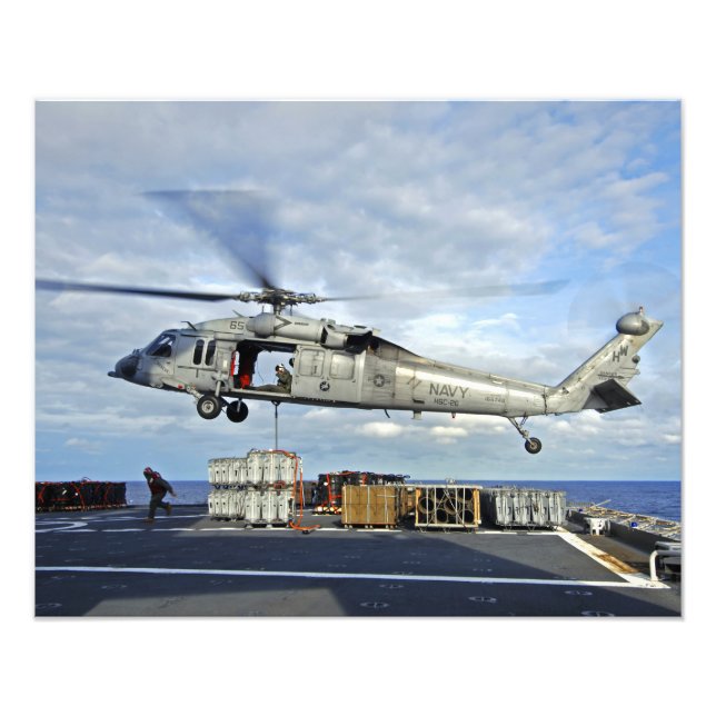 En MH-60S Seahawk förbereds för att leverera ammun Fototryck (Framsidan)