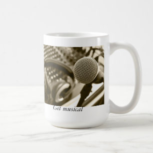 En mikrofon och hörlurar kaffemugg
