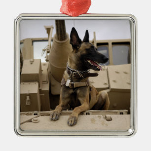 En militär funktionsduglig hund sitter på en M2A3 Julgransprydnad Metall